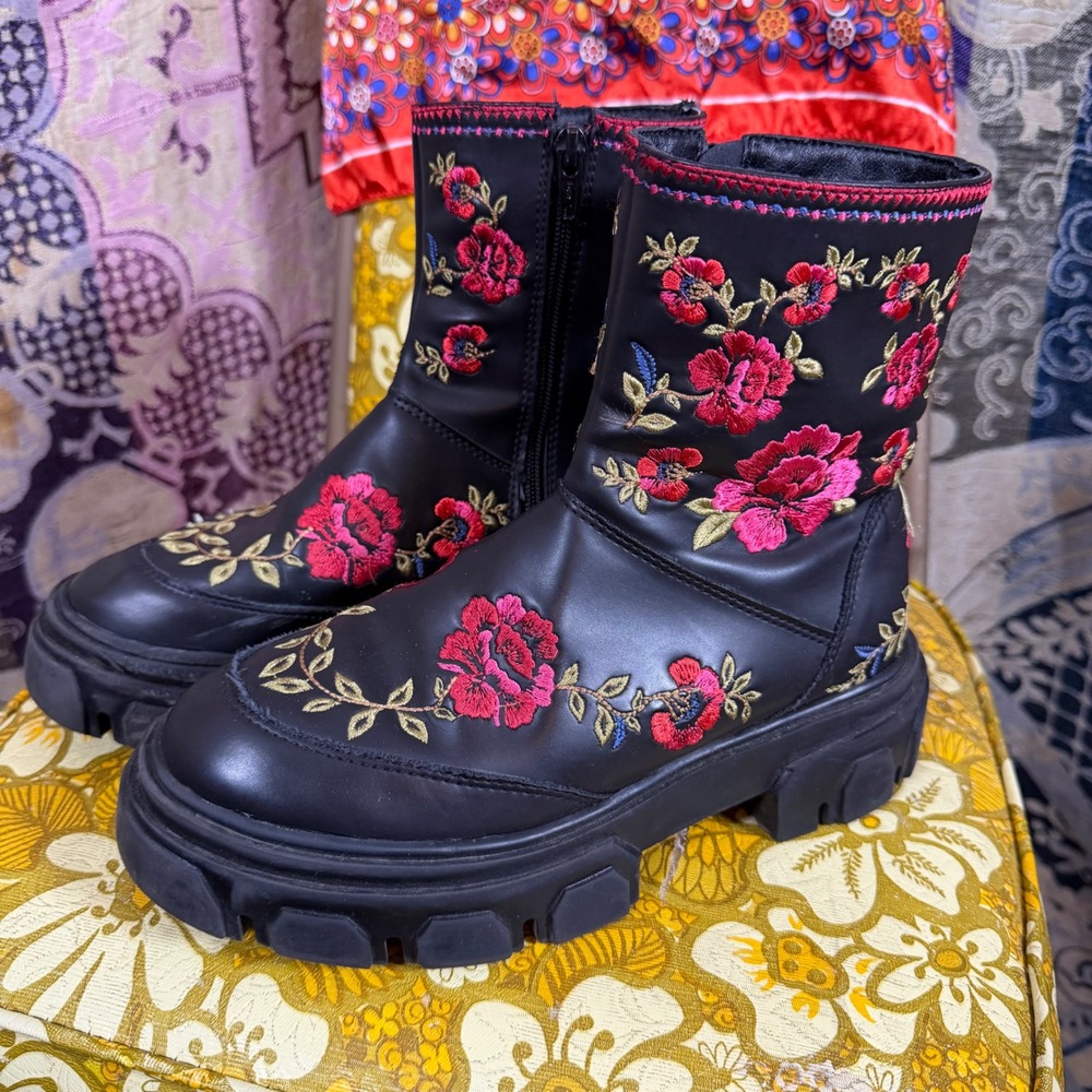 FARM Rio Boho Black Embroidered Floral Chunky Ankle Boots Size EU 37 US 6.5